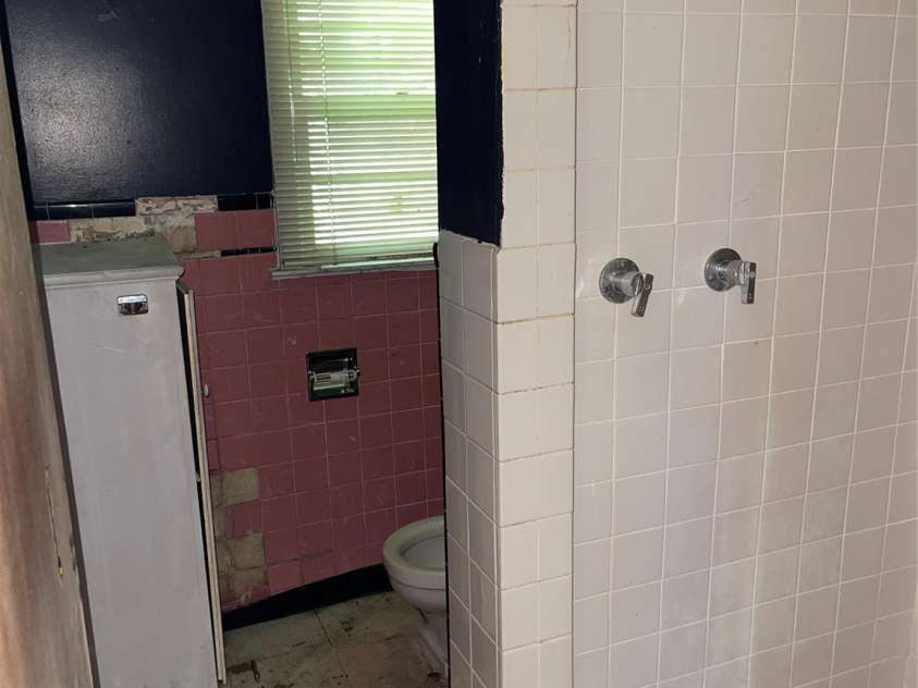 1026 Sylvan Boulevard, Hendersonville, NC 28791.  MLS# CAR4286487, YatesRealty ID 32240. Lower level full bathroom