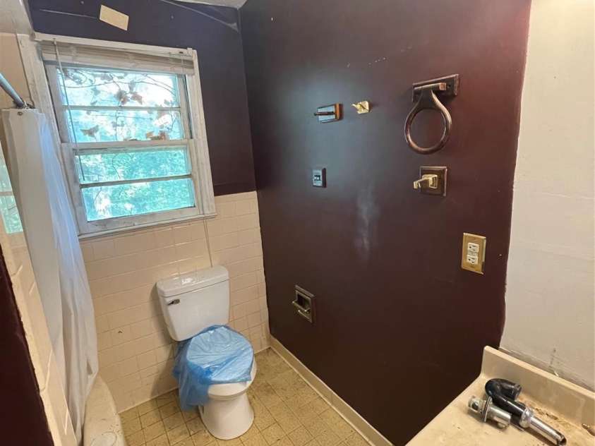 1026 Sylvan Boulevard, Hendersonville, NC 28791.  MLS# CAR4286487, YatesRealty ID 32240. Main level full bathroom