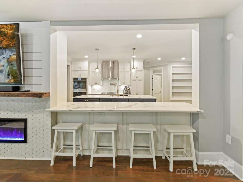 18517 Rollingdale Lane, Davidson, NC 28036.  MLS# CAR4291048, YatesRealty ID 32243. Huge, quartz Breakfast Bar!