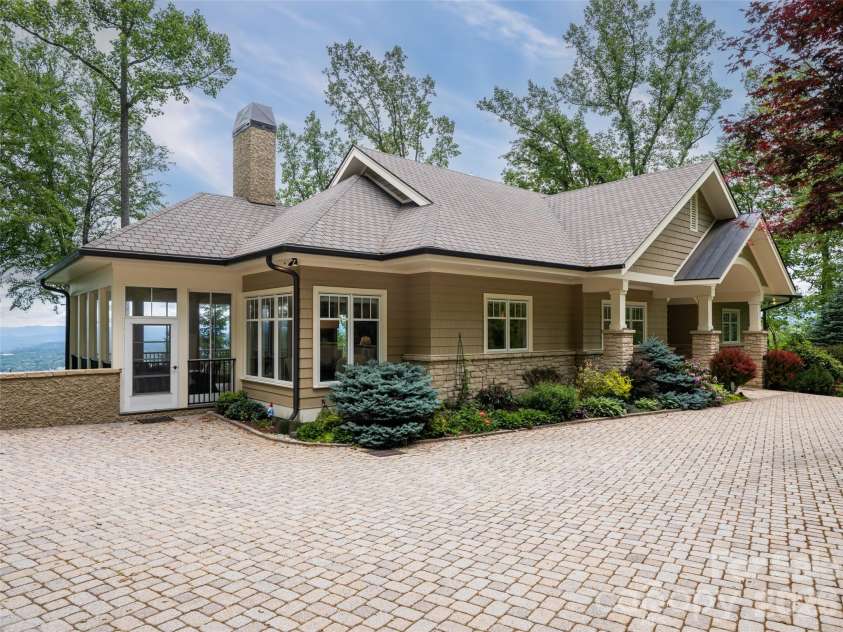 29 Elk Ridge Drive, Asheville, NC 28804.  MLS# CAR4381856, YatesRealty ID 32244. 