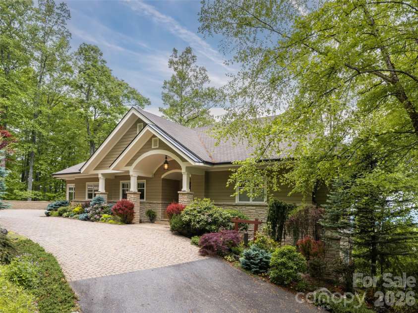 29 Elk Ridge Drive, Asheville, NC 28804.  MLS# CAR4381856, YatesRealty ID 32244. 