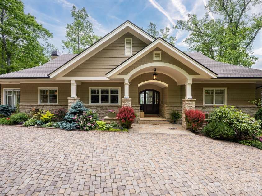 29 Elk Ridge Drive, Asheville, NC 28804.  MLS# CAR4381856, YatesRealty ID 32244. 
