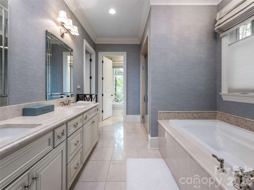 29 Elk Ridge Drive, Asheville, NC 28804.  MLS# CAR4381856, YatesRealty ID 32244. 