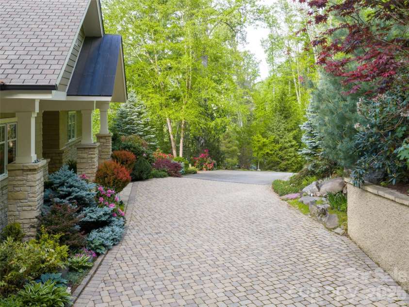 29 Elk Ridge Drive, Asheville, NC 28804.  MLS# CAR4381856, YatesRealty ID 32244. 