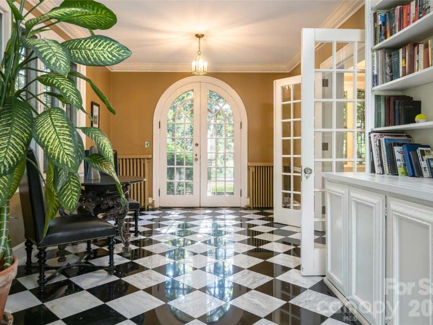 334 Vanderbilt Road, Biltmore Forest, NC 28803.  MLS# CAR4389681, YatesRealty ID 32247. 