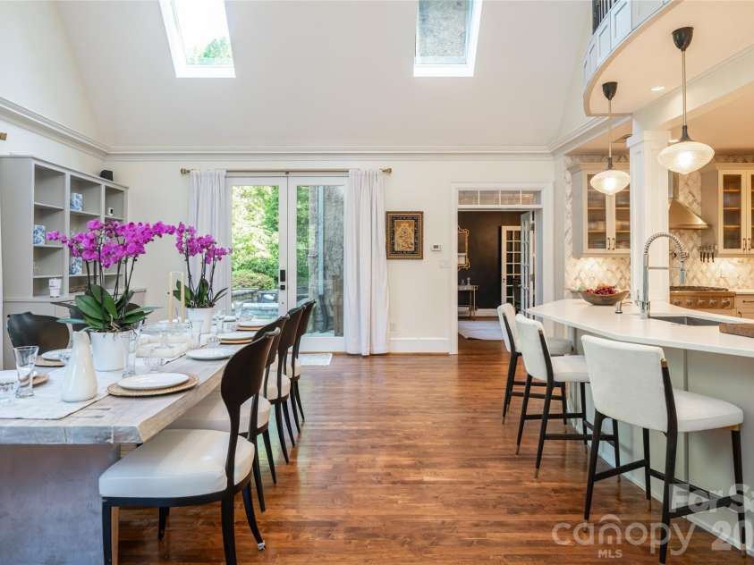 334 Vanderbilt Road, Biltmore Forest, NC 28803.  MLS# CAR4389681, YatesRealty ID 32247. 