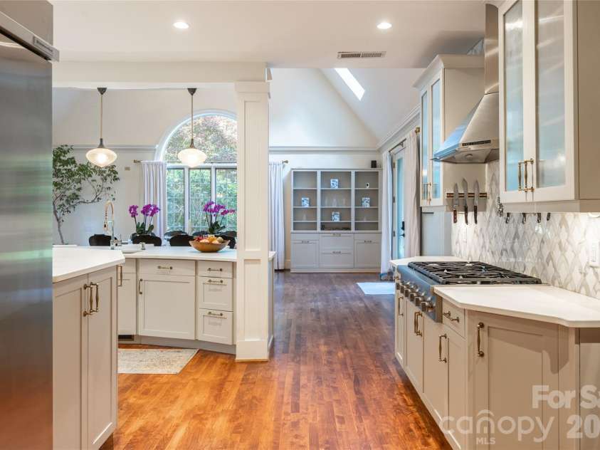 334 Vanderbilt Road, Biltmore Forest, NC 28803.  MLS# CAR4389681, YatesRealty ID 32247. 
