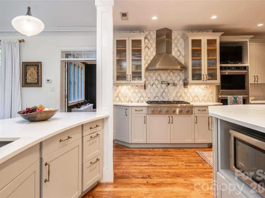 334 Vanderbilt Road, Biltmore Forest, NC 28803.  MLS# CAR4389681, YatesRealty ID 32247. 
