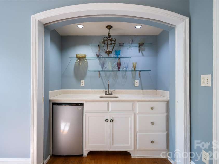 334 Vanderbilt Road, Biltmore Forest, NC 28803.  MLS# CAR4389681, YatesRealty ID 32247. 