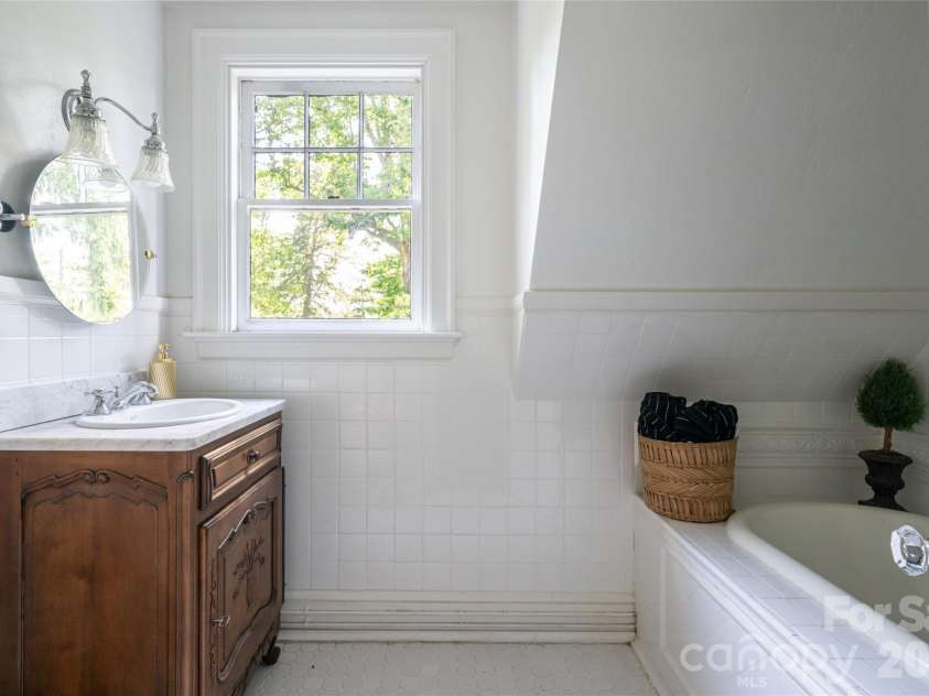 334 Vanderbilt Road, Biltmore Forest, NC 28803.  MLS# CAR4389681, YatesRealty ID 32247. 