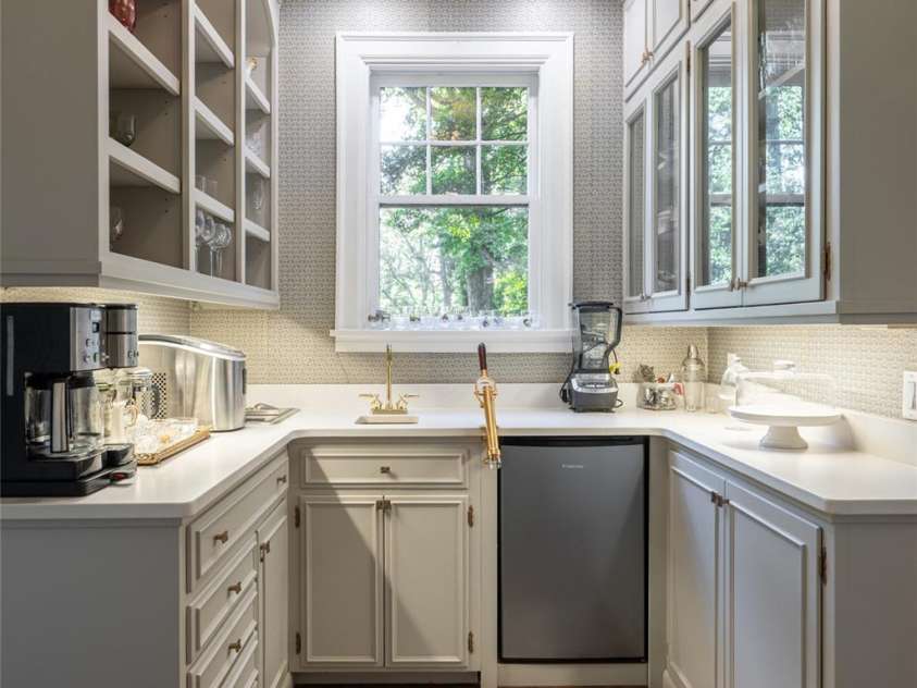 334 Vanderbilt Road, Biltmore Forest, NC 28803.  MLS# CAR4389681, YatesRealty ID 32247. Butlers Pantry