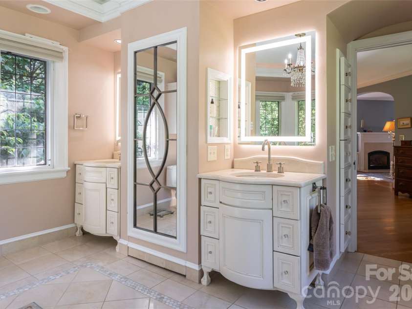 334 Vanderbilt Road, Biltmore Forest, NC 28803.  MLS# CAR4389681, YatesRealty ID 32247. Primary Bathroom