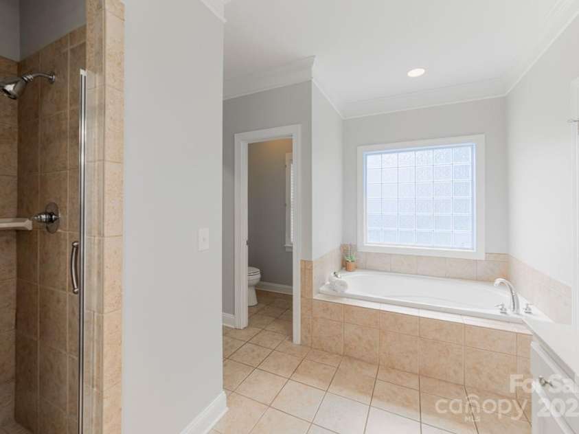 6414 Winding Creek Lane, Denver, NC 28037.  MLS# CAR4240521, YatesRealty ID 32247. Garden tub