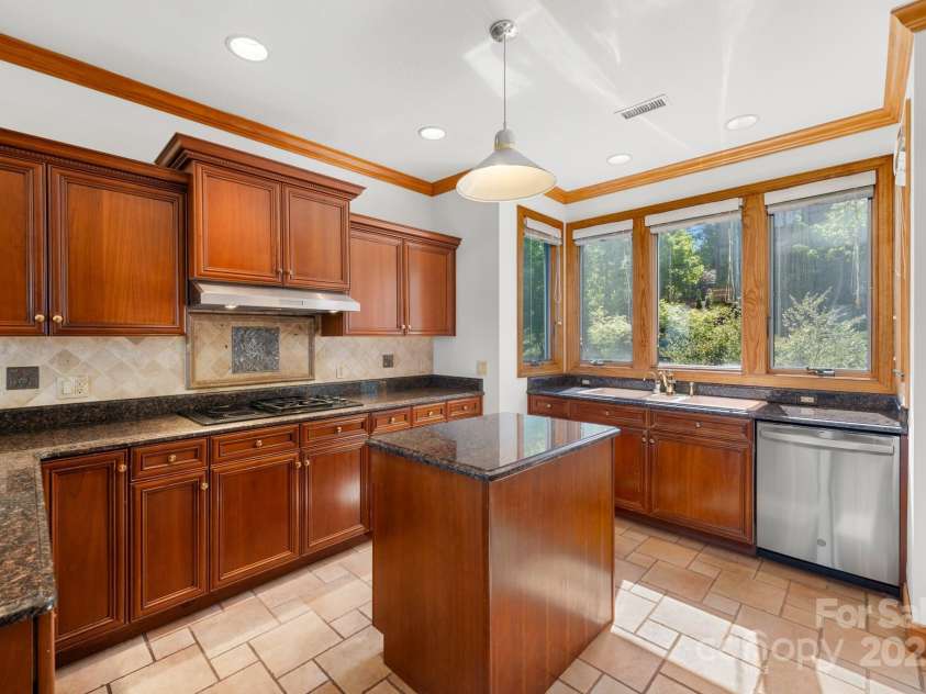 117 Distant View Drive, Asheville, NC 28803.  MLS# CAR4253814, YatesRealty ID 3225. 