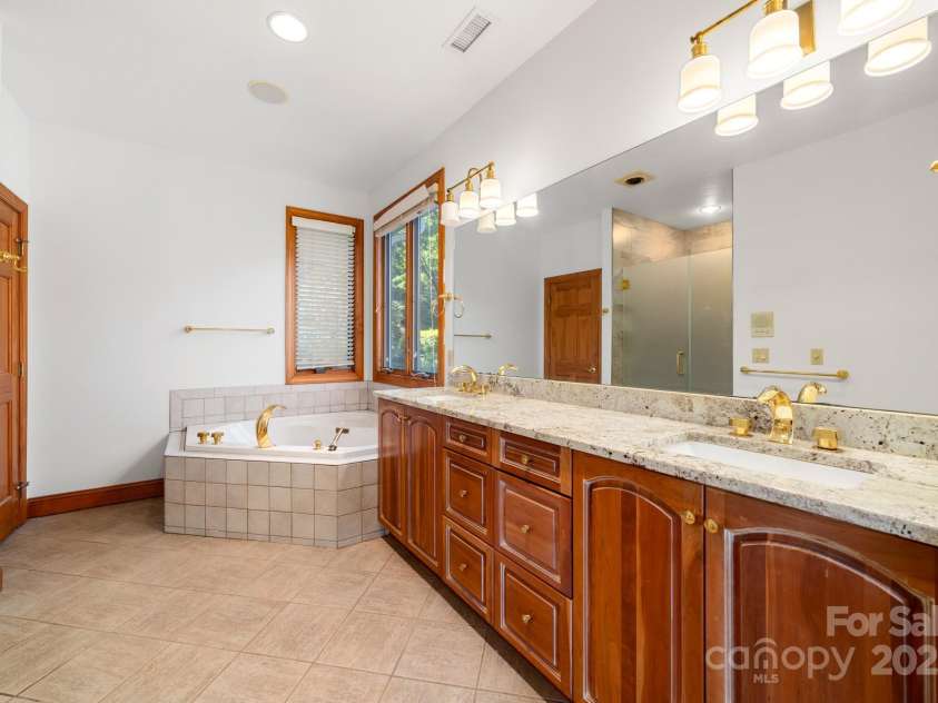 117 Distant View Drive, Asheville, NC 28803.  MLS# CAR4253814, YatesRealty ID 3225. 