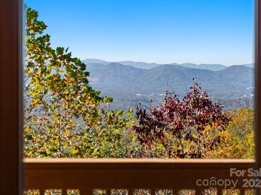 117 Distant View Drive, Asheville, NC 28803.  MLS# CAR4253814, YatesRealty ID 3225. ....like this in the Autumn