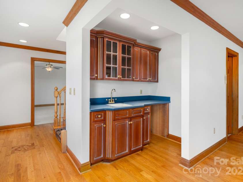 117 Distant View Drive, Asheville, NC 28803.  MLS# CAR4253814, YatesRealty ID 3225. Middle Level Wet-Bar