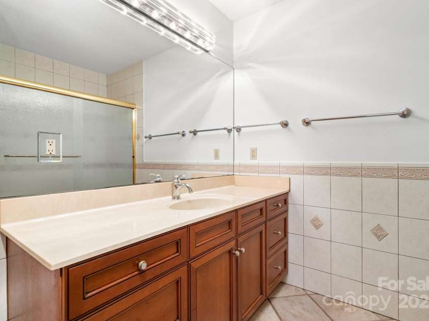 117 Distant View Drive, Asheville, NC 28803.  MLS# CAR4253814, YatesRealty ID 3225. Private ensuite bath in the eastern middle level bedroom.