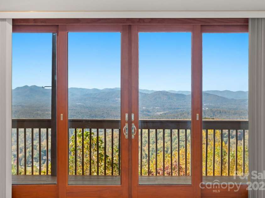 117 Distant View Drive, Asheville, NC 28803.  MLS# CAR4253814, YatesRealty ID 3225. Western Views and Autumn Color
