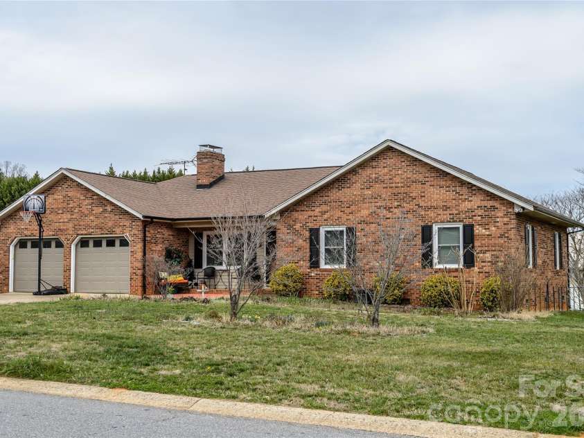 5164 Olde School Drive, Hickory, NC 28602.  MLS# CAR4352068, YatesRealty ID 3225. 