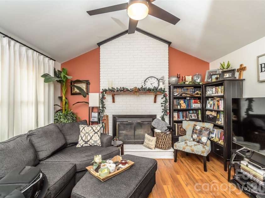 5164 Olde School Drive, Hickory, NC 28602.  MLS# CAR4352068, YatesRealty ID 3225. 