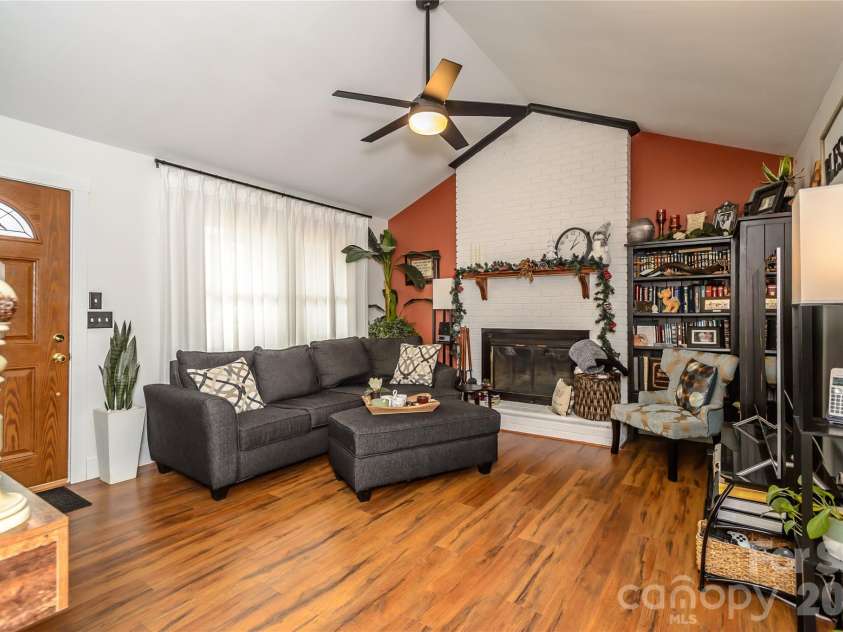 5164 Olde School Drive, Hickory, NC 28602.  MLS# CAR4352068, YatesRealty ID 3225. 