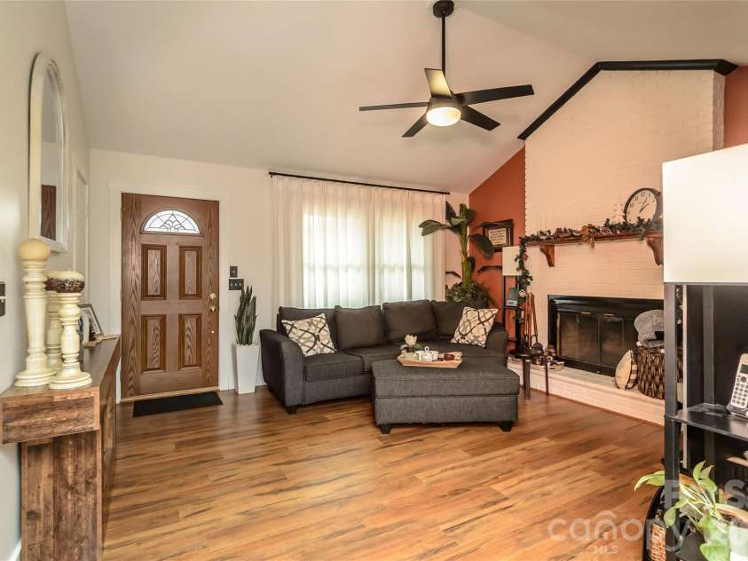 5164 Olde School Drive, Hickory, NC 28602.  MLS# CAR4352068, YatesRealty ID 3225. 