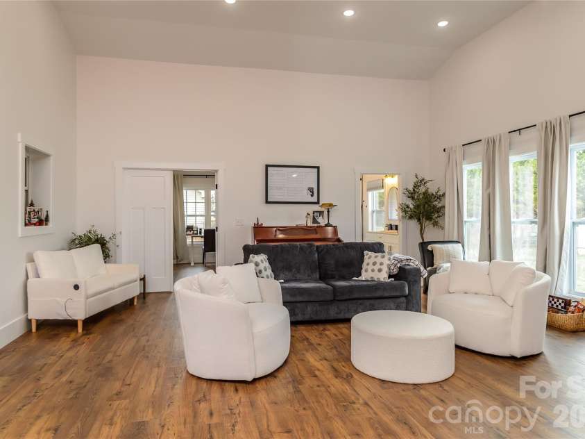 5164 Olde School Drive, Hickory, NC 28602.  MLS# CAR4352068, YatesRealty ID 3225. 