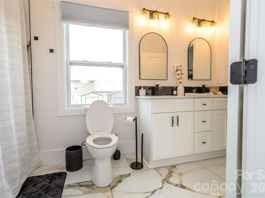 5164 Olde School Drive, Hickory, NC 28602.  MLS# CAR4352068, YatesRealty ID 3225. 