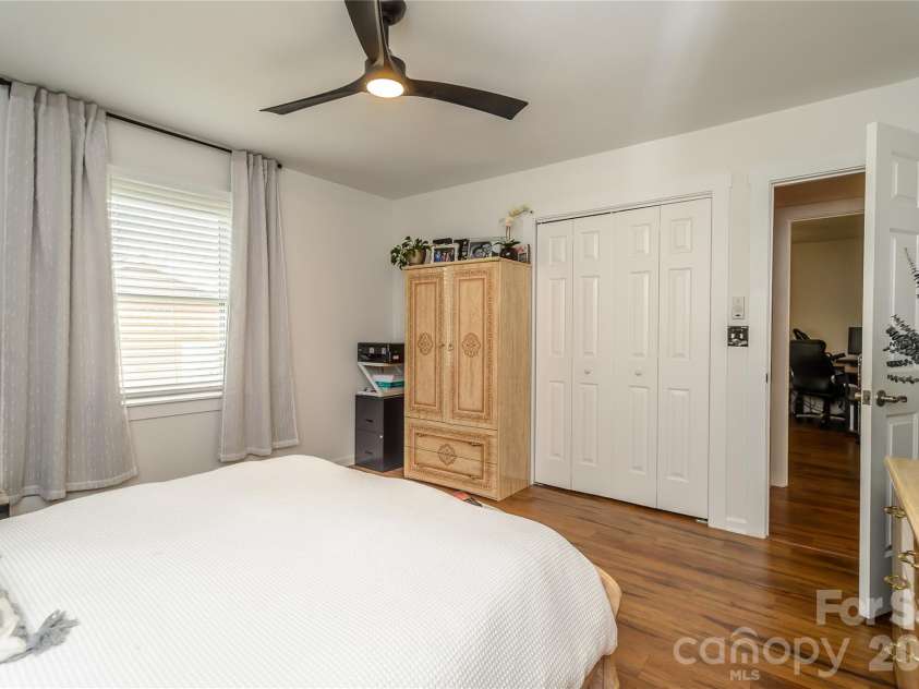 5164 Olde School Drive, Hickory, NC 28602.  MLS# CAR4352068, YatesRealty ID 3225. 