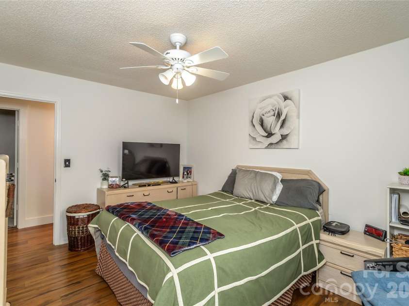 5164 Olde School Drive, Hickory, NC 28602.  MLS# CAR4352068, YatesRealty ID 3225. 