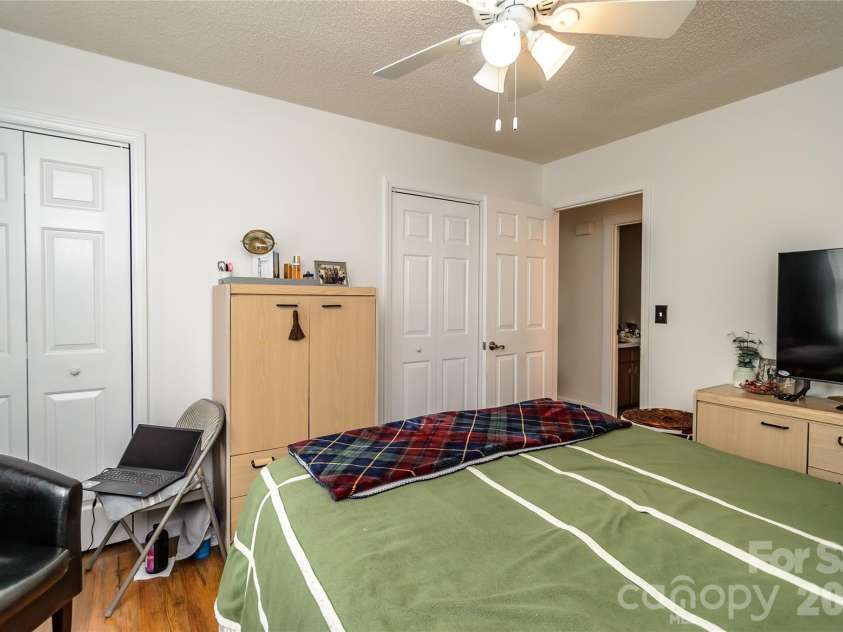 5164 Olde School Drive, Hickory, NC 28602.  MLS# CAR4352068, YatesRealty ID 3225. 