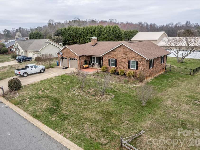 5164 Olde School Drive, Hickory, NC 28602.  MLS# CAR4352068, YatesRealty ID 3225. 