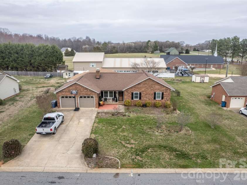 5164 Olde School Drive, Hickory, NC 28602.  MLS# CAR4352068, YatesRealty ID 3225. 