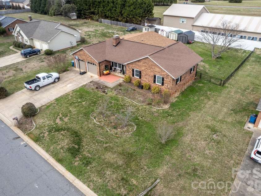 5164 Olde School Drive, Hickory, NC 28602.  MLS# CAR4352068, YatesRealty ID 3225. 