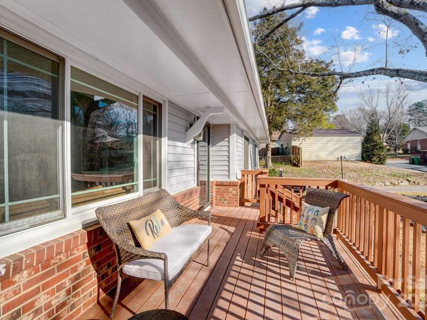 6514 Highwood Place, Charlotte, NC 28210.  MLS# CAR4212695, YatesRealty ID 3225. 