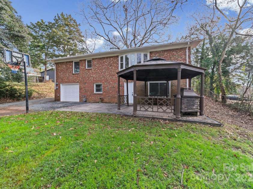 6514 Highwood Place, Charlotte, NC 28210.  MLS# CAR4327683, YatesRealty ID 3225. 