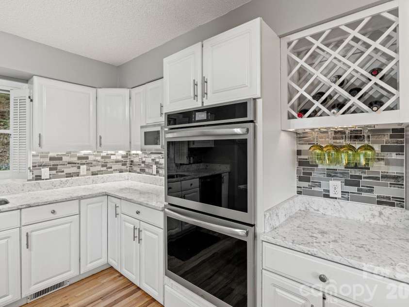 58 Sourwood Drive, Mills River, NC 28759.  MLS# CAR4390836, YatesRealty ID 32251. Double oven!