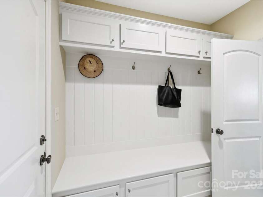 901 Hidden Pond Lane, Waxhaw, NC 28173.  MLS# CAR4284250, YatesRealty ID 32252. 