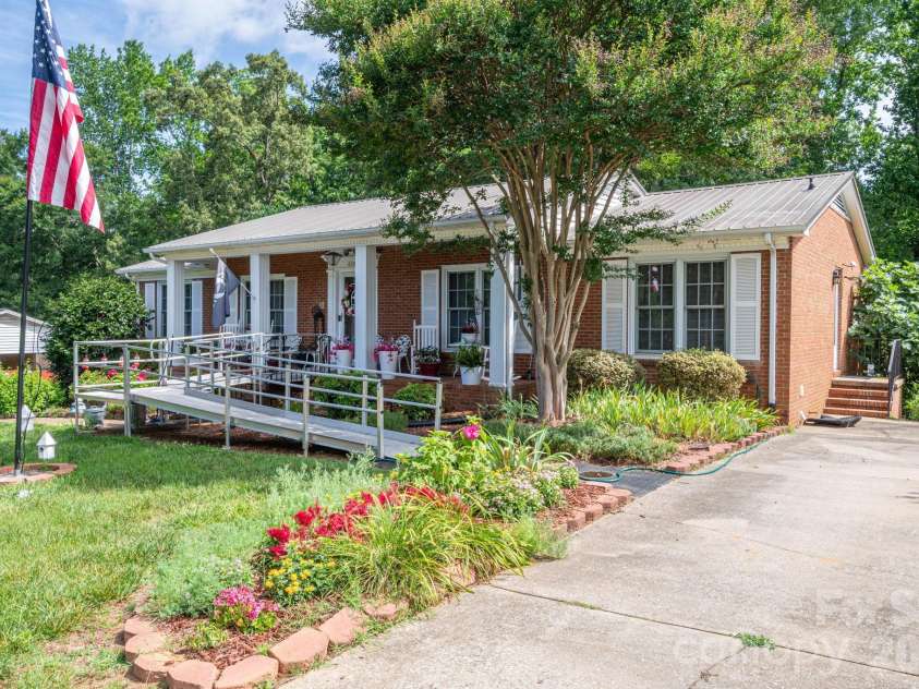 818 Hill Street, Shelby, NC 28152.  MLS# CAR4396242, YatesRealty ID 32255. 