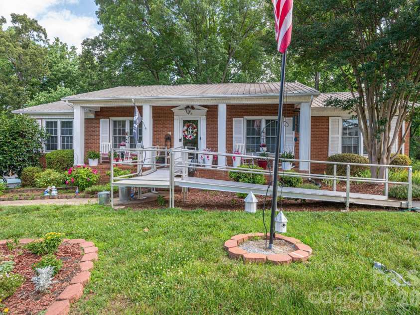 818 Hill Street, Shelby, NC 28152.  MLS# CAR4396242, YatesRealty ID 32255. 