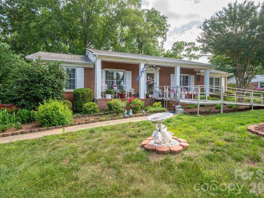 818 Hill Street, Shelby, NC 28152.  MLS# CAR4396242, YatesRealty ID 32255. 