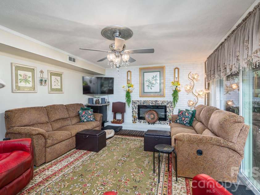 818 Hill Street, Shelby, NC 28152.  MLS# CAR4396242, YatesRealty ID 32255. 