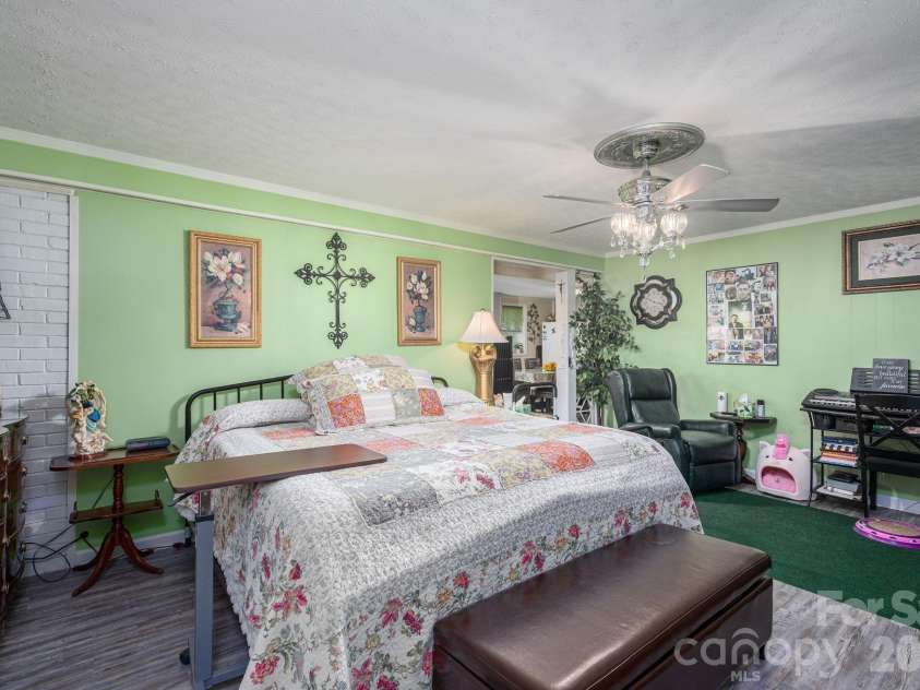 818 Hill Street, Shelby, NC 28152.  MLS# CAR4396242, YatesRealty ID 32255. 