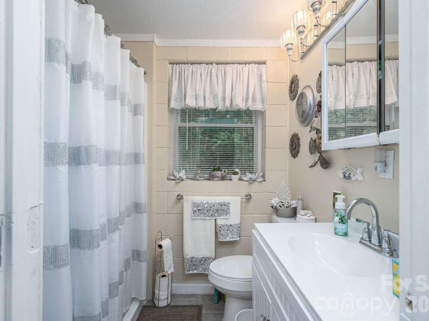 818 Hill Street, Shelby, NC 28152.  MLS# CAR4396242, YatesRealty ID 32255. 