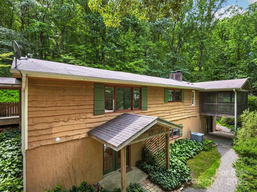 18 Wild Violet Lane, Arden, NC 28704.  MLS# CAR4284838, YatesRealty ID 32256. 