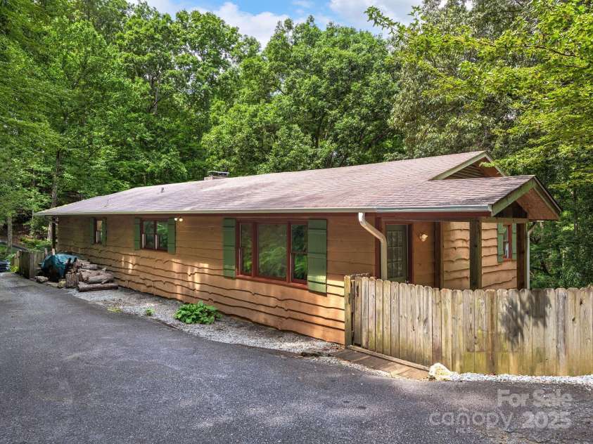 18 Wild Violet Lane, Arden, NC 28704.  MLS# CAR4284838, YatesRealty ID 32256. 