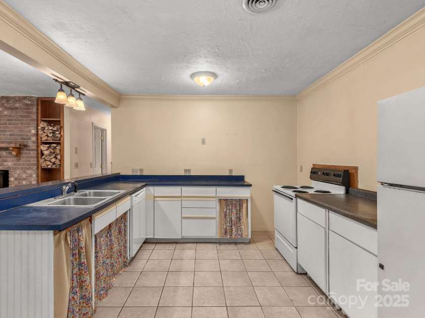 18 Wild Violet Lane, Arden, NC 28704.  MLS# CAR4284838, YatesRealty ID 32256. 