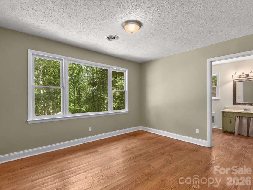 18 Wild Violet Lane, Arden, NC 28704.  MLS# CAR4284838, YatesRealty ID 32256. Main level primary suite