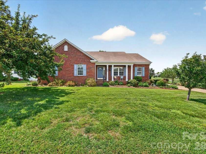 7716 Conifer Circle, Indian Trail, NC 28079.  MLS# CAR4389738, YatesRealty ID 32257. Don't you think this has such nice curb appeal?